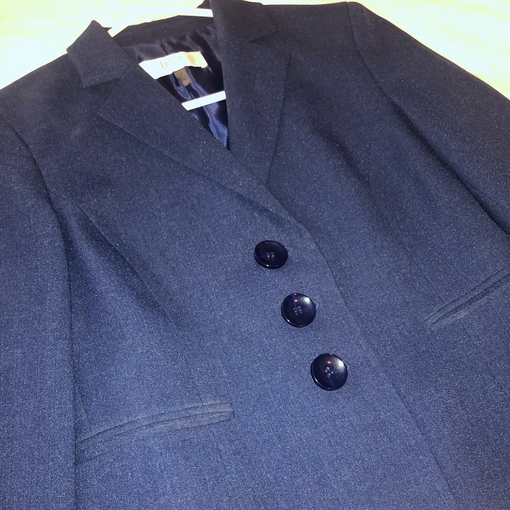 Beautiful navy Le Suit petite skirt suit